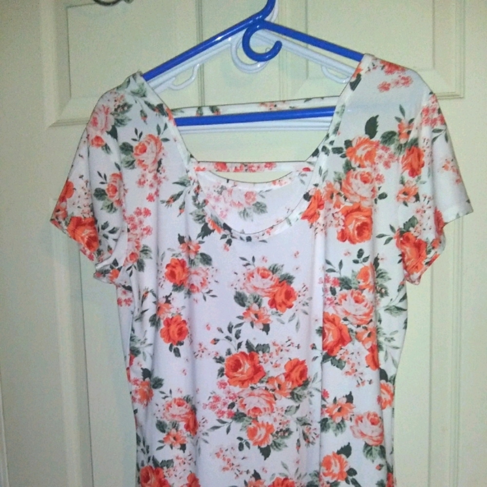💗4/$10 Bobbie Brooks flower covered top